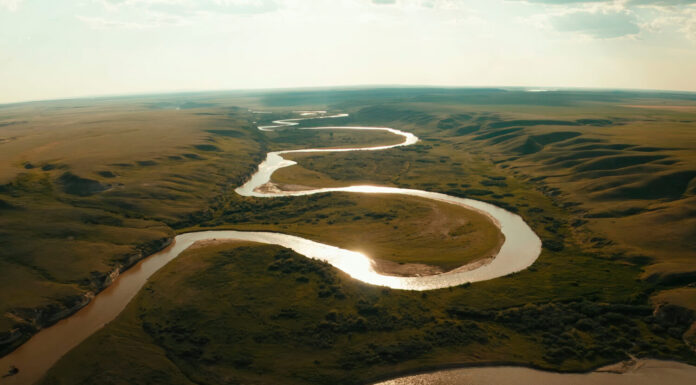 Il fiume gira.  Tramonto sul fiume Javari, affluente del Rio delle Amazzoni, Amazzonia.  Selva al confine tra Brasile e Perù.  Sud America.