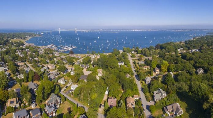 Claiborne Pell Newport Bridge sulla Baia di Narragansett e la città di Jamestown vista aerea in estate, Jamestown su Conanicut Island, Rhode Island RI, Stati Uniti.