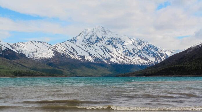 Lago Eklutna in Alaska circondato da montagne ricoperte di bianco
