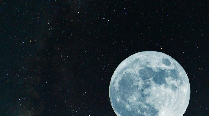 Superluna blu.  Luna piena.  Seconda luna del mese di agosto.  2023. Notte luminosa con sfondo nero e stelle luminose che accompagnano il satellite.  Astrofotografia.  28 ottobre.  Eclisse