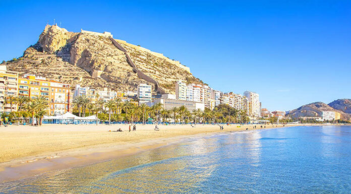 Spiaggia e costa di Postiguet ad Alicante, Spagna