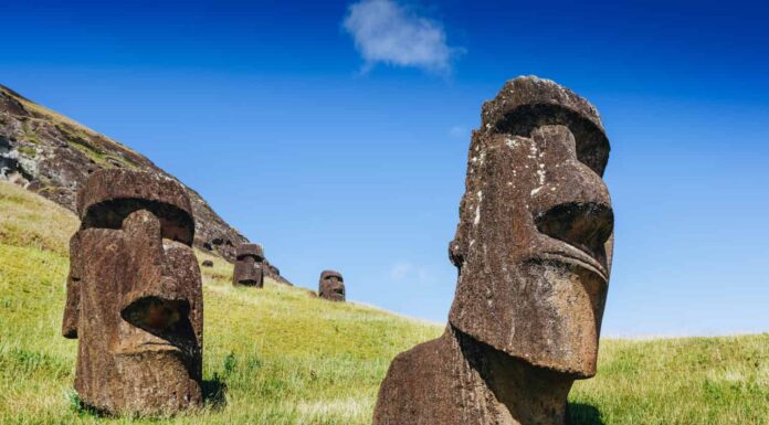Statue Moai nel vulcano Rano Raraku nell'Isola di Pasqua, Parco Nazionale di Rapa Nui, Cile