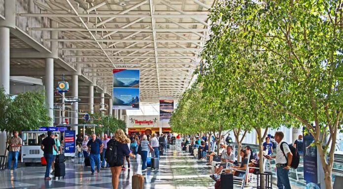 Atrio centrale occupato all'aeroporto internazionale di Charlotte Douglas