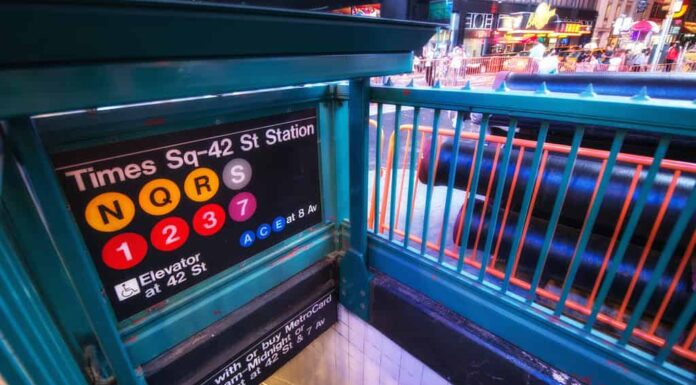 Stazione della metropolitana di Times Square Entry di notte - New York City.