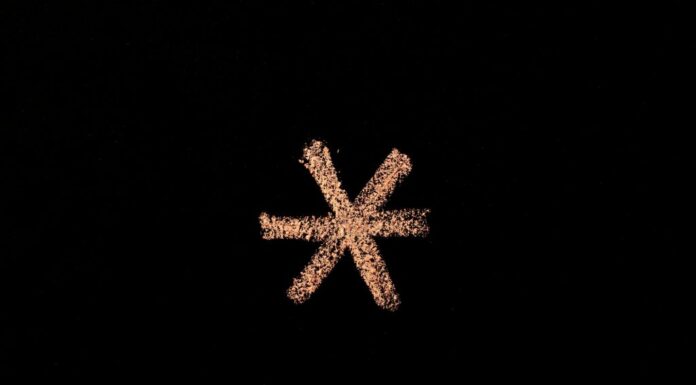 Asterisco disegnato con gesso sulla lavagna