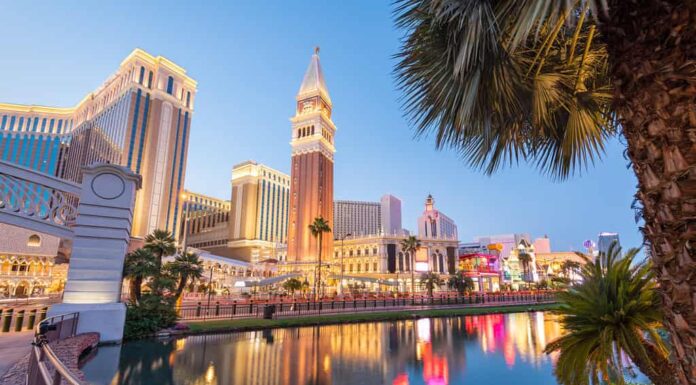 Paesaggio urbano di Las Vegas, Nevada, USA lungo la strip al crepuscolo.