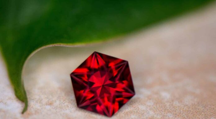 Granato rosso naturale.  Pietra preziosa naturale granato piropo.  Pietra preziosa sfaccettata.  Pietra preziosa sfaccettata fatta a mano.  Granato Rosso della Tanzania. 