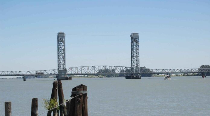 Una vista di un ponte che attraversa il fiume Sacramento a rio vista