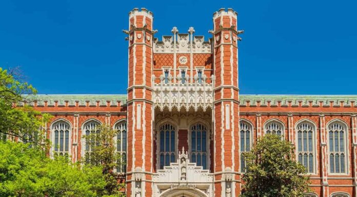 Vista soleggiata della Bizzell Memorial Library dell'Università dell'Oklahoma in Oklahoma