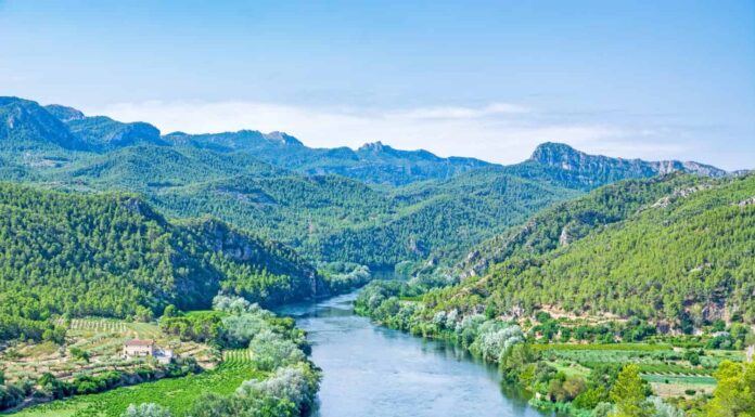 Valle del fiume Ebro vicino al villaggio Miravet in Catalogna, Spagna, sito del castello Miravet dei cavalieri templari 
