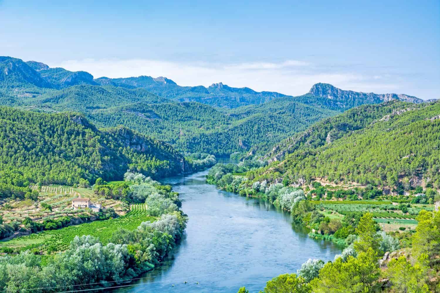 Valle del fiume Ebro vicino al villaggio Miravet in Catalogna, Spagna, sito del castello Miravet dei cavalieri templari