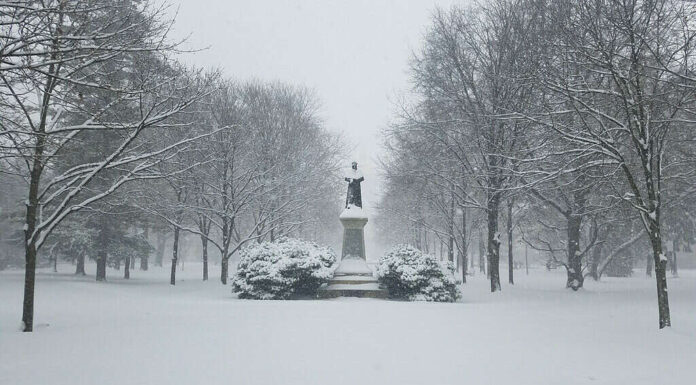 South Bend, Indiana, Statua di Edward Sorin a Notre Dame coperta di neve - Il luogo più nevoso dell'Indiana