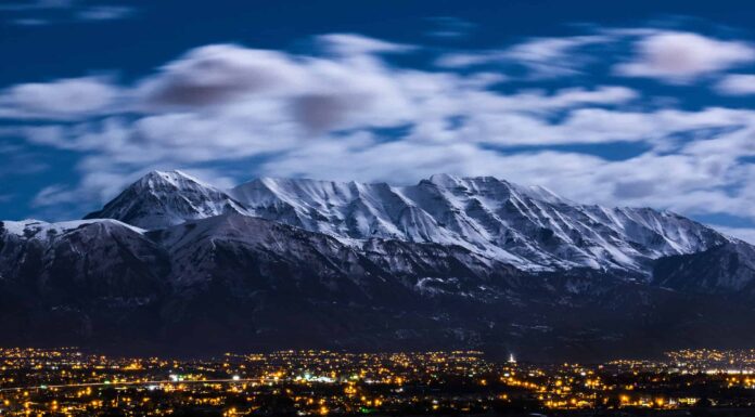 Montagne invernali dello Utah al chiaro di luna sulla città