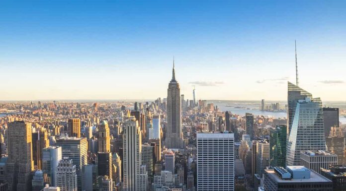 Centro di Manhattan e grattacieli al tramonto.