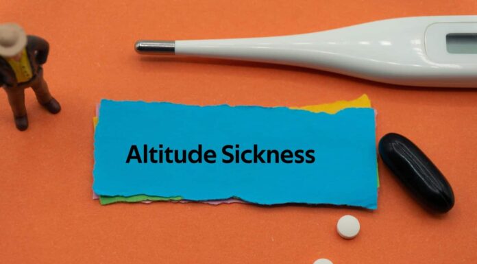 Mal di montagna. La parola è scritta su un foglietto di carta colorata.  termini sanitari, parole sanitarie, terminologia medica.  Parole d'ordine sul benessere.  acronimi delle malattie.