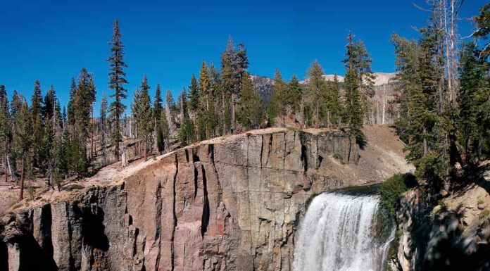 Rainbow Falls vicino a Mammoth California