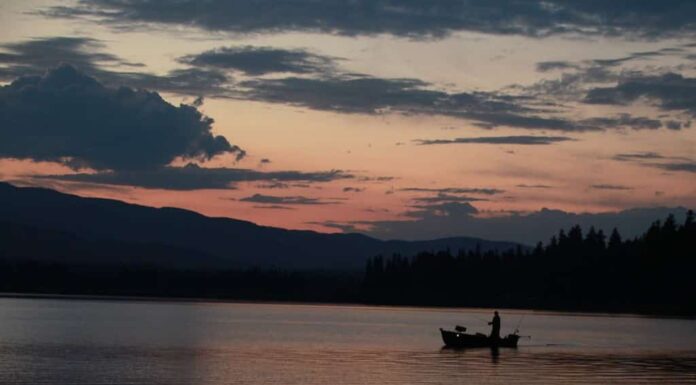 Pesca sul lago Seeley Montana