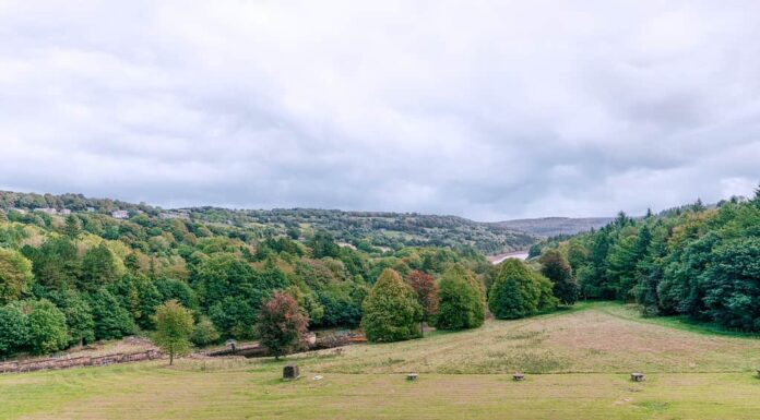 Affacciato sul villaggio di Ewden