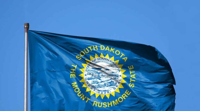 Bandiera del Dakota del Sud contro il cielo blu