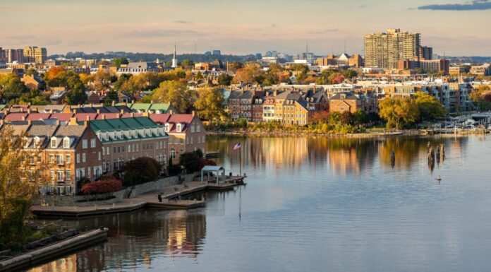 Lungomare della città di Alessandria in Virginia al tramonto