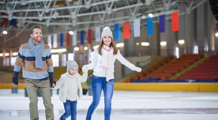 Pattinaggio sul ghiaccio, Famiglia, Pista di pattinaggio, Ambientazione interna, Persone