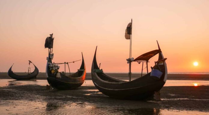 Tramonto con bellissime barche da pesca tradizionali in legno conosciute come barche lunari sulla spiaggia vicino a Cox's Bazar nel Bangladesh meridionale	