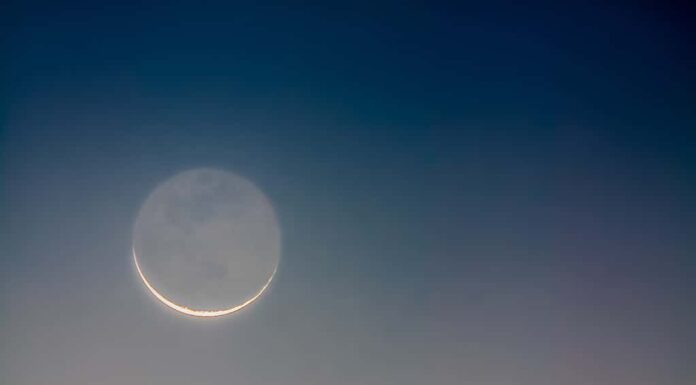 Luce della terra sulla falce di luna