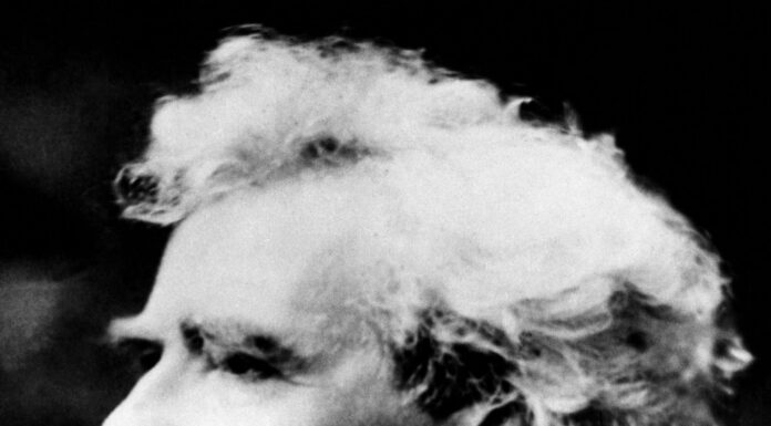 Lo scrittore americano Mark Twain, (alias Samuel Clemens), (1835-1910), c.  1900.