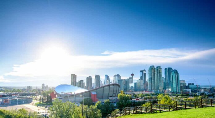 Bellissimo skyline della città di Calgary dalla collina scozzese in una giornata di sole, Canada
