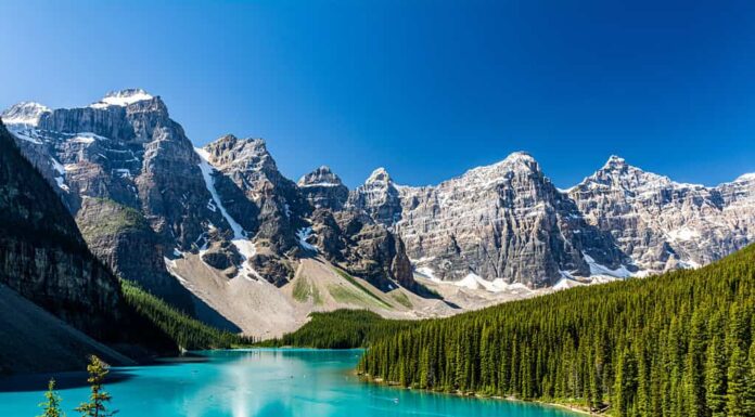 Posto fantastico per essere sulla terra.  Lago Moraine, Parco Nazionale di Banff, Alberta, Canada
