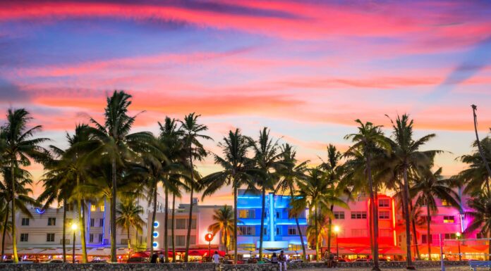 Miami Beach, Florida, Stati Uniti d'America su Ocean Drive al tramonto.