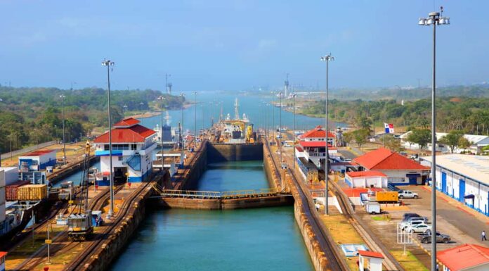 La seconda chiusa del canale di Panama dall'Oceano Pacifico.
