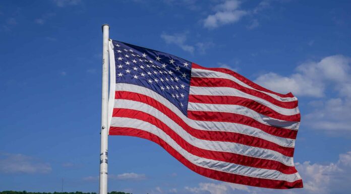 Bandiera degli Stati Uniti d'America (bandiera americana) al vento