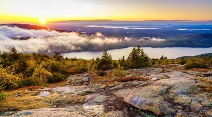 Tramonto panoramico nel Parco Nazionale di Acadia visto dalla cima della Cadillac Mountain