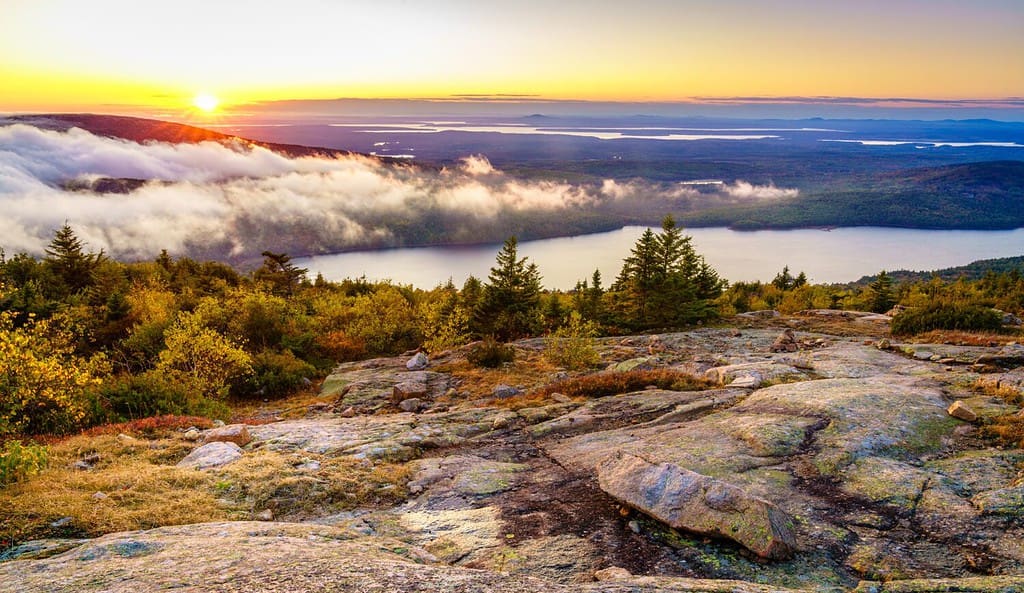 Tramonto panoramico nel Parco Nazionale di Acadia visto dalla cima della Cadillac Mountain