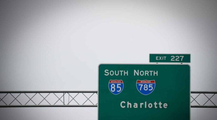 Un cartello dell'autostrada interstatale conduce gli automobilisti a Charlotte, Carolina del Nord, Stati Uniti.