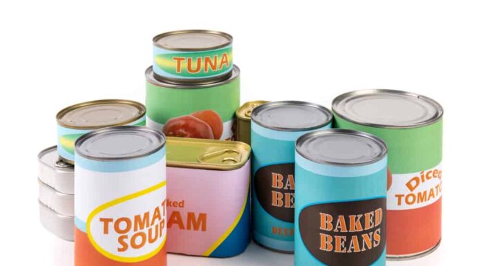 una raccolta di scatole o lattine di cibo con etichetta generica, pomodori, fagioli, tonno e zuppa isolata su bianco