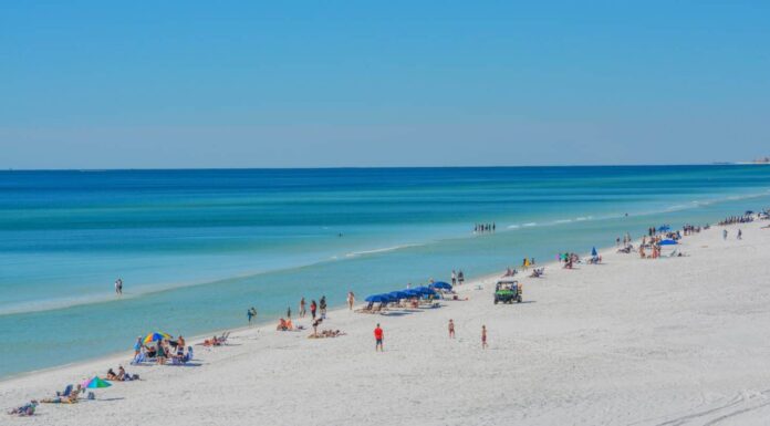 Bellissima spiaggia di sabbia bianca di Miramar Beach sul Golfo del Messico a South Walton, Florida