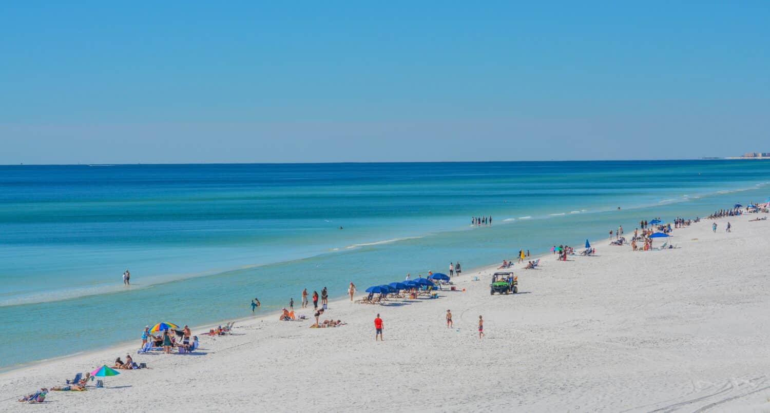 Bellissima spiaggia di sabbia bianca di Miramar Beach sul Golfo del Messico a South Walton, Florida