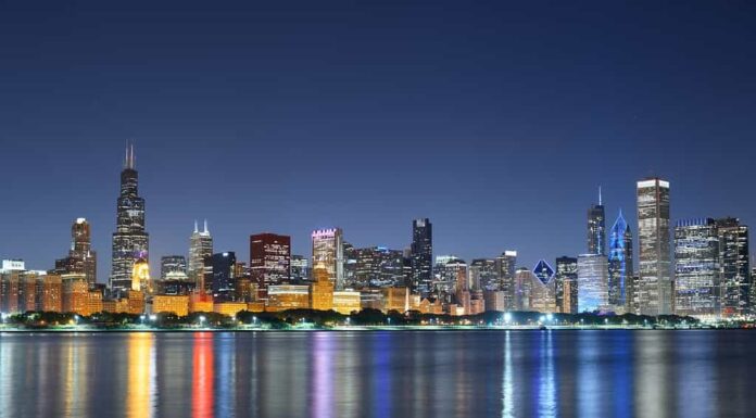 Chicago, Illinois, Stati Uniti d'America skyline del centro dal Lago Michigan al crepuscolo.