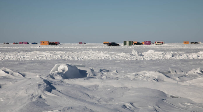 Baracche di ghiaccio sul lago ghiacciato dei boschi, Minnesota