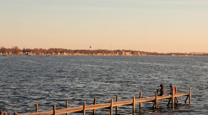 Clear Lake Iowa, due bambini seduti sul molo