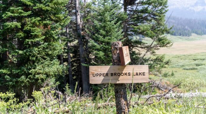 Segnale che indica gli escursionisti al lago Upper Brooks nel Wyoming