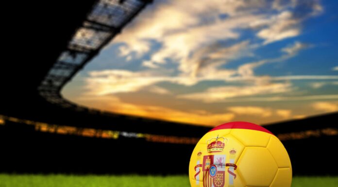 Sfondo di calcio con palla e bandiera della Spagna