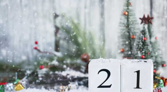 Solstizio d'inverno.  Blocchi calendario in legno bianco con la data del 21 dicembre.