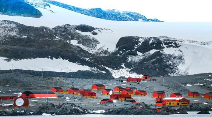 Nessun essere umano ha una casa permanente in Antartide, ma migliaia di persone vi vivono temporaneamente ogni anno.