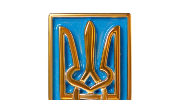 emblema del tridente ucraino sull'isolamento di sfondo bianco