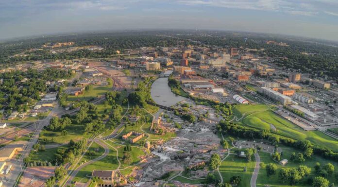 Veduta aerea estiva di Sioux Falls, la città più grande dello stato del South Dakota