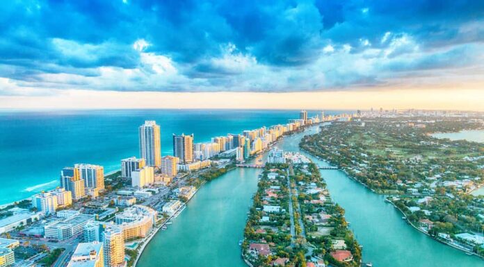 Miami Beach, splendida veduta aerea di edifici, fiume e vegetazione.