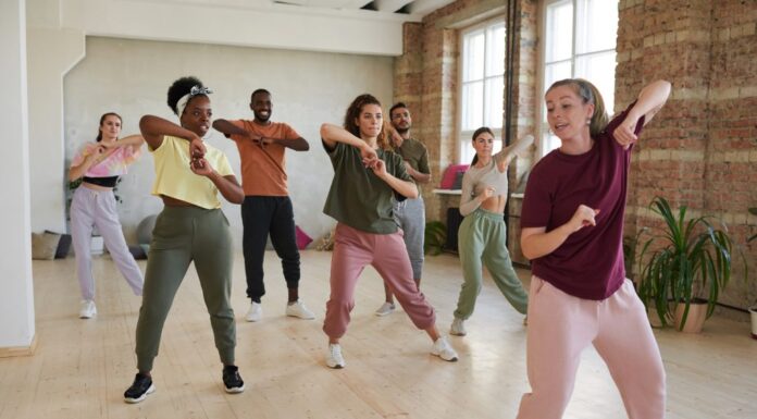 Gente che balla in palestra
